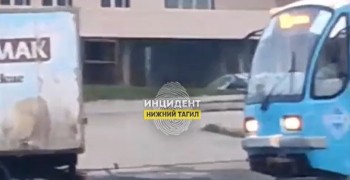 В свердловском городе грузовик застрял на трамвайных путях. Ему помог трамвай