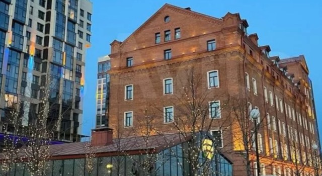 В Екатеринбурге продают супердорогую квартиру в очень старом доме. Что в ней такого?