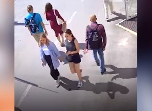 Появилось видео того, как странный тип облапал в центре Екатеринбурга девушку