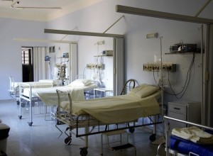 На ЖБИ под окнами многоэтажки нашли тело 22-летней девушки