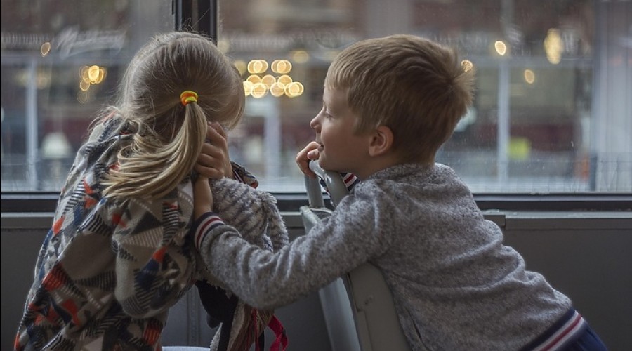 В уральской школе 8-летний мальчик сломал однокласснице колено