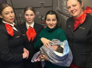 Девочке, которая родилась на борту «Уральских авиалиний», вручили уникальный документ