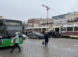 Автобус в Екатеринбурге перестанет останавливаться около ТЦ из-за ужасной дороги