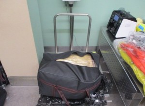 Щедрые свердловчане привезли в подарок из Турции 167 килограммов одежды. Им почему-то не поверили