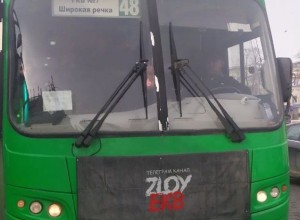 Мужчина спиной выпал в Екатеринбурге из салона автобуса на стоящий автомобиль