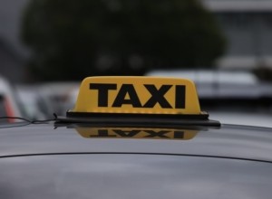 Уральский пассажир с пистолетом напал на таксиста