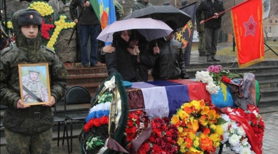 Осталось две дочки: в Свердловской области простились с десантником из ЧВК «Вагнер»