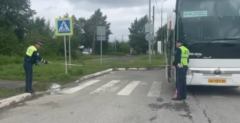 Пожилая женщина попала под рейсовый автобус «Екатеринбург — Полевской» по вине водителя