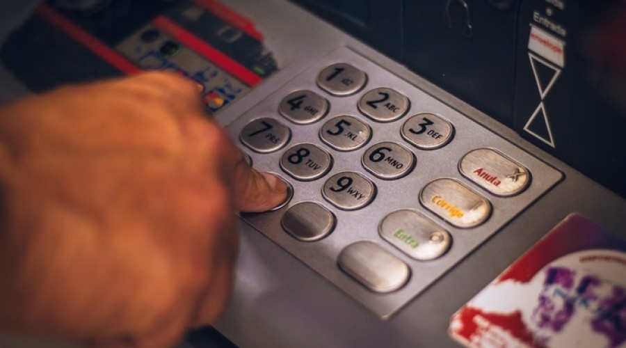 В Екатеринбурге банкомат «съел» у женщины 65 тысяч рублей