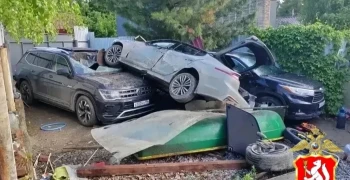 Пьяный подросток из Екатеринбурга смял на стоянке чужие автомобили на дядиной машине