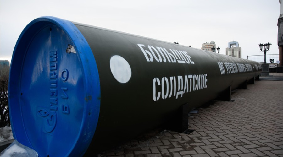 В Екатеринбурге установили копию трубы газопровода, по которой российские военные прошли в Суджу