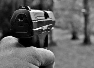 Раненого увезли в реанимацию: в екатеринбургском общежитии произошла стрельба