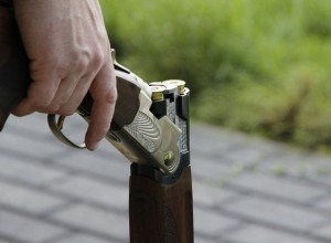 Свердловский фельдшер выстрелил в соседа, попытался его спасти, но не смог