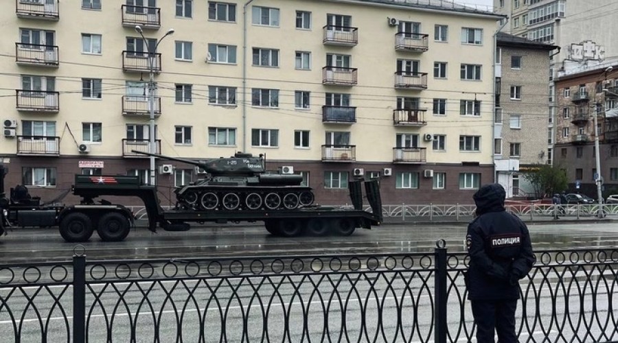 В Екатеринбурге ради военной техники перекрыли дорогу