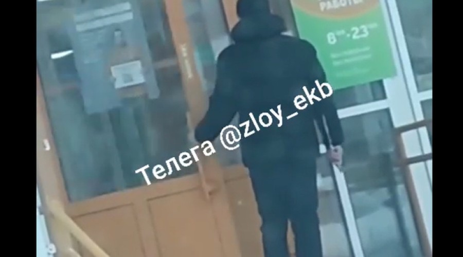На Вторчермете мужчина с ножом ворвался в магазин