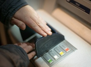 В Екатеринбурге дорожный рабочий перевёл мошенникам 1,5 миллиона рублей