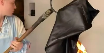 Shaman сжёг свои штаны в печи