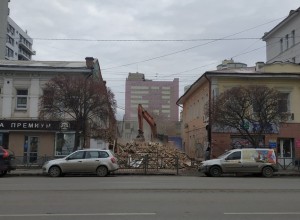 Дацюку разрешили построить «стекляшку», ради подъезда к которой снесли старинный дом на Малышева