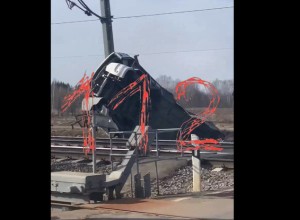 Скорый поезд столкнулся с рейсовым автобусом. Погибли восемь человек