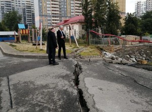 «Атомстройкомплекс» возобновил работы на стройплощадке на Пионерке, где по двору высотки пошли глубокие трещины