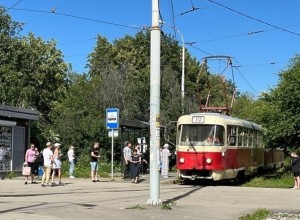 Екатеринбуржцы пожаловались на новые остановки, которые не спасают от дождя и ветра