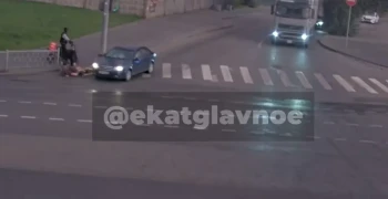 В Екатеринбурге парочка подростков на самокате протаранила автомобиль