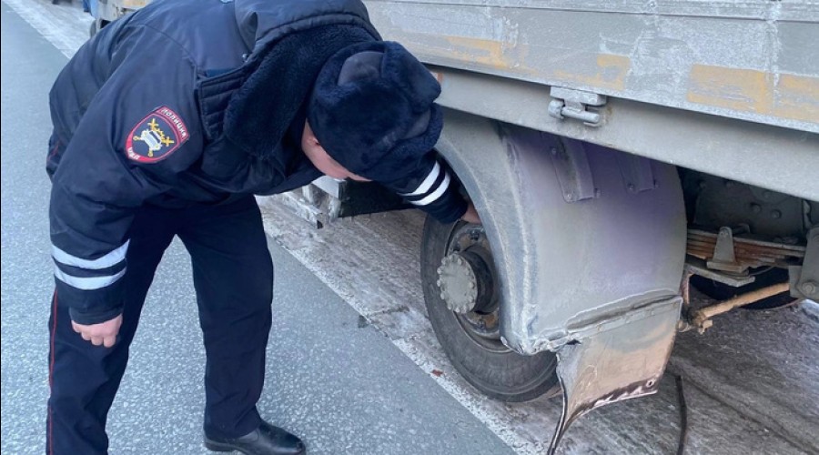 На Серовском тракте у грузовика оторвало колесо. Оно отлетело в двух человек
