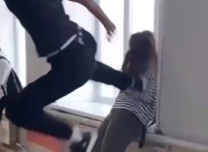 Подруга парня, который ударил девочку в грудь ногой, назвала возможную причину поступка