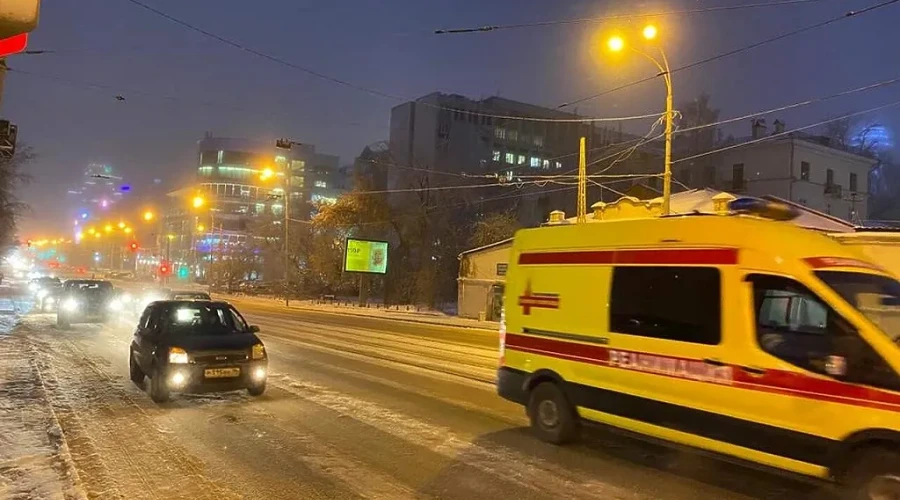 Девушка, носившая форму МЧС, выпала из окна 24 этажа в Екатеринбурге