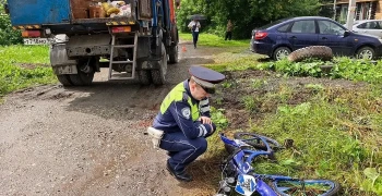 В Нижнем Тагиле мусоровоз задавил 4-летнюю девочку, которая упала с велосипеда