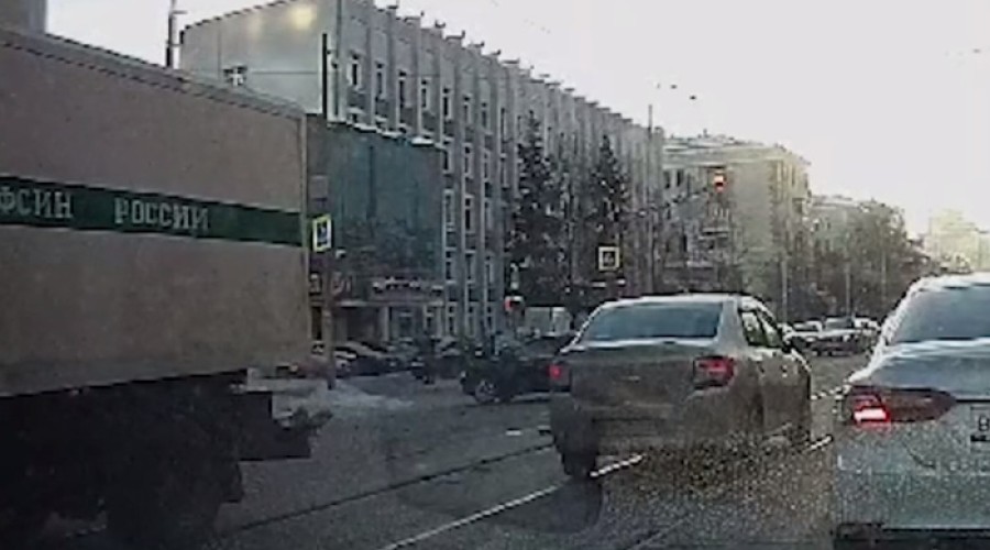 В центре Екатеринбурга автозак с арестантами сбил легковушку