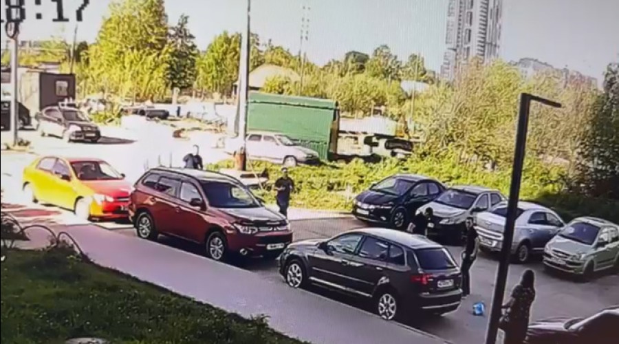 В Екатеринбурге пятеро вооружённых догнали и повалили на землю убегавшего мужчину