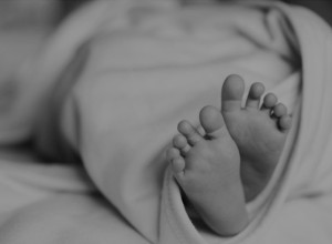 В Санкт-Петербурге 17-летняя девушка родила мёртвого ребенка возле заправки в кустах