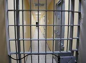 На Урале подросток, убивший женщину в подъезде, сбежал из-под домашнего ареста
