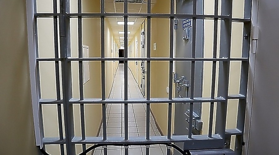 На Урале подросток, убивший женщину в подъезде, сбежал из-под домашнего ареста