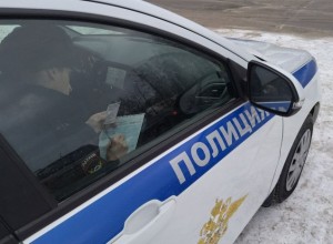 Парень проехал на капоте машины по улице Заводская среди бела дня в Екатеринбурге
