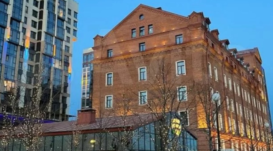В Екатеринбурге продают супердорогую квартиру в очень старом доме. Что в ней такого?