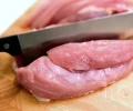 В свердловские магазины не допустили несколько тонн подозрительного мяса