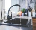 Жителям нескольких районов Екатеринбурга отключили горячую воду