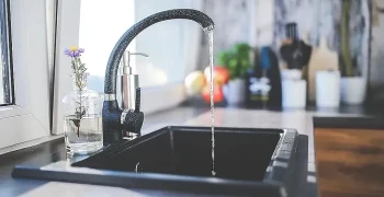 Жителям нескольких районов Екатеринбурга отключили горячую воду