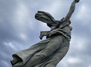 На 23-летнюю блогершу, «пощекотавшую» грудь «Родине-матери», возбудили уголовное дело