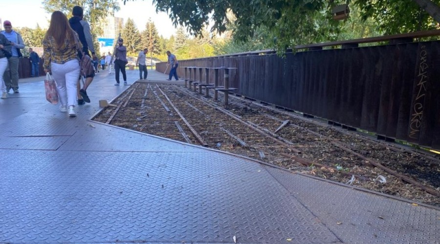 На популярном мостике через Исеть меняют покрытие