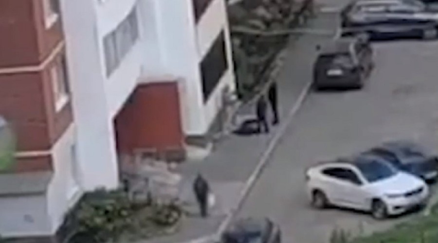 Под окнами многоэтажки в Екатеринбурге прохожие обнаружили труп