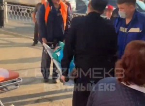 Беременной екатеринбурженке, упавшей на рельсы в метро, провели ещё одну операцию