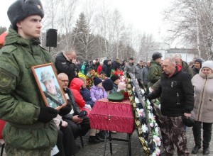 Остались две дочери: в Свердловской области простились с бойцом СВО, который погиб еще полгода назад