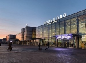 К самолёту «Уральских авиалиний» в Кольцово съехались скорые