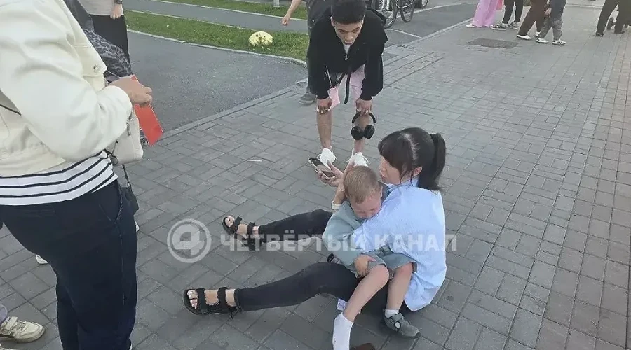 В Екатеринбурге самокатчик сбил трехлетнего ребенка, а после придавил