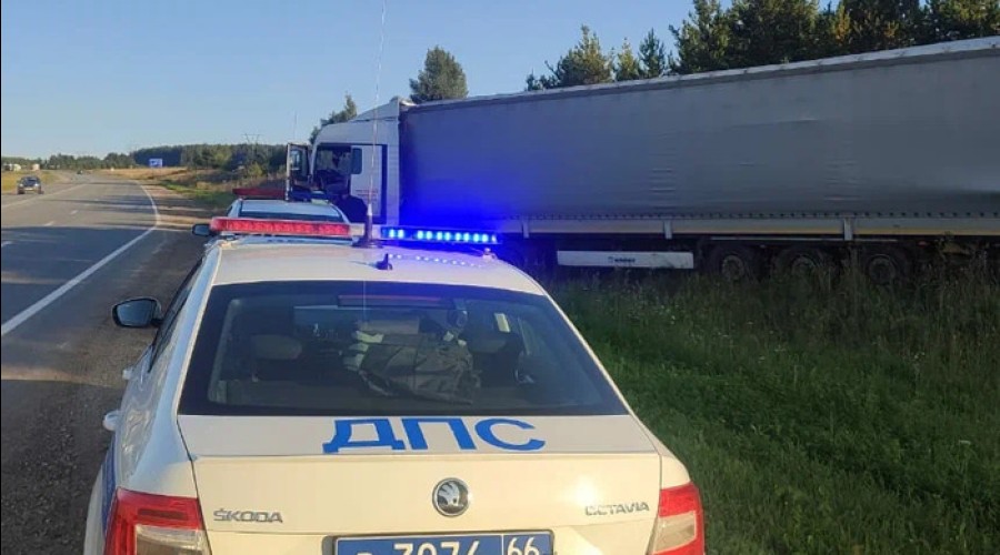 Дальнобойщик, двигаясь по Пермскому тракту, умер прямо за рулем