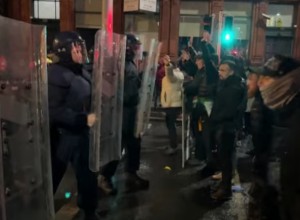В Дублине начались столкновения протестующих с полицией