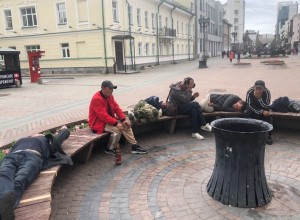 Гости Екатеринбурга пришли в ужас от лежащих под одеялами бездомных в самом центре